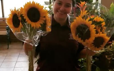 Just lighting up your day with sunflowers ???? and Mona! #calandrosmkt #flowers #sunflowers