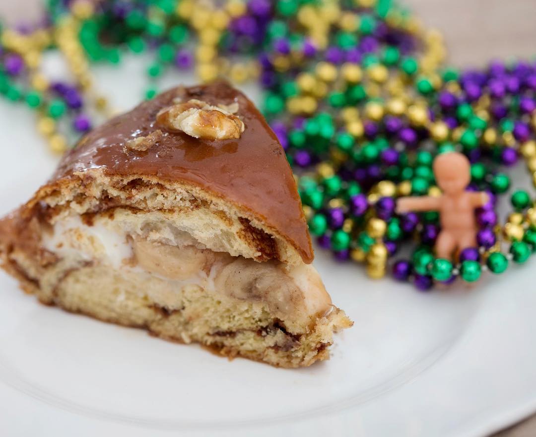 Another Monday and another gourmet king cake to feature !!! It’s Bananas Foster y’all !!…